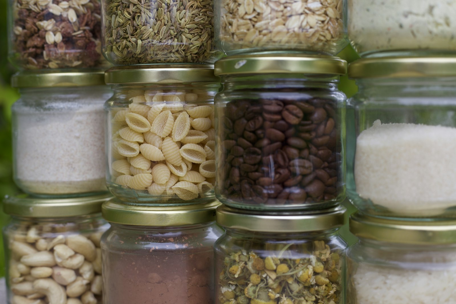 Tarros de vidrio con pasta, café, legumbres, semillas y otros productos a granel